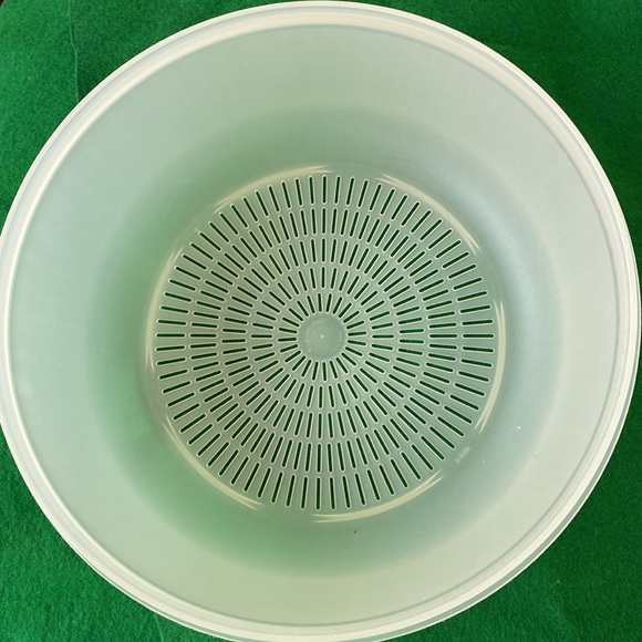 Tupperware Colander/Berry Strainer Bowl/Lid Vintage - Picture 2 of 8